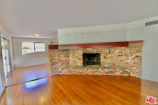 Building Photo - 23431 Clarendon St
