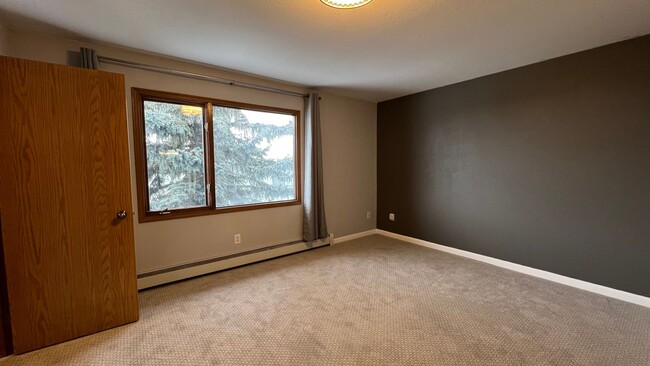 Building Photo - Beautifully maintained (3) bedroom, (2) ba...