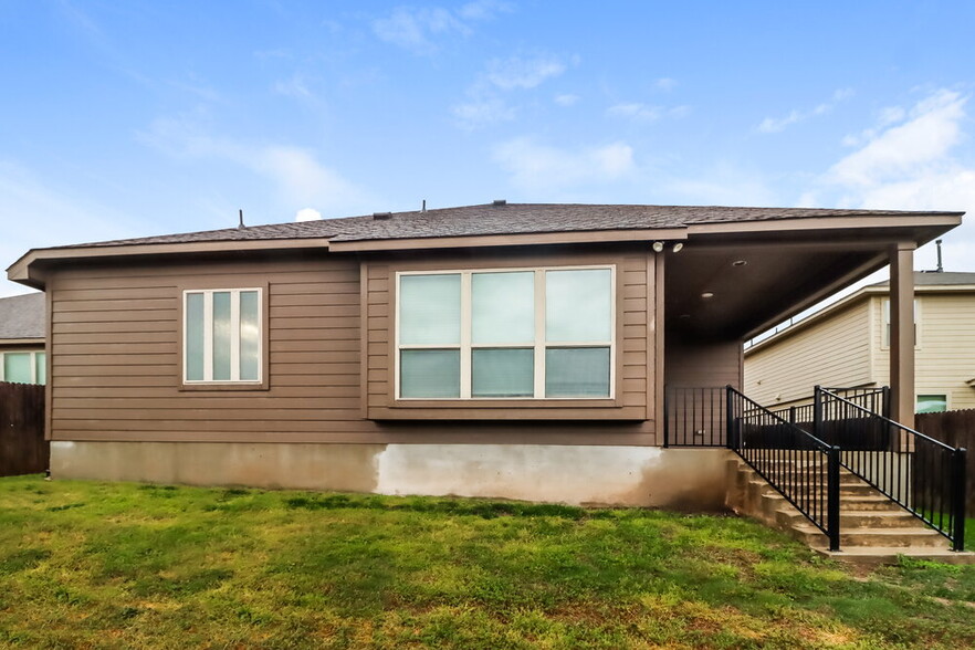 Building Photo - 116 Buescher Cove
