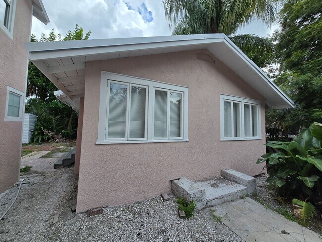 Primary Photo - Charming Cottage Style 2 bed/1 bath Home N...