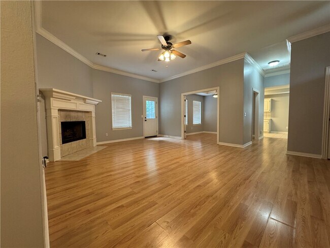 Building Photo - 4905 Hawthorne Way