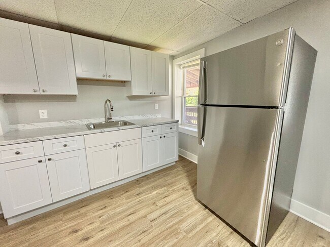 Building Photo - Move in Special!