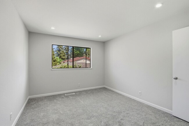 Building Photo - Updated 2BR/2BA Townhome w/ Private Yard, Garage & Laundry