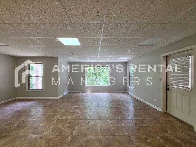 Building Photo - Private Estate Living on Over 3 Acres! Available to view NOW!