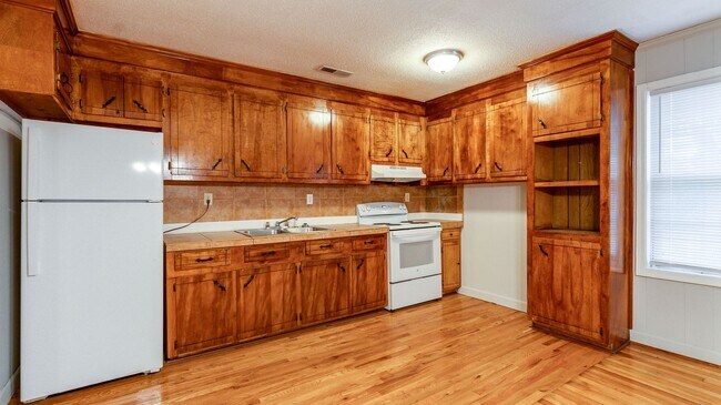 Building Photo - 3 Bedroom 1.5 Bath House in Hobcaw Point -...