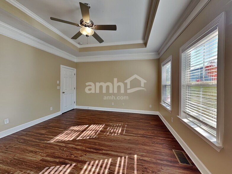 Building Photo - 116 Lake Point Ct