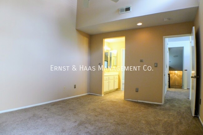 Building Photo - Beautiful Tri-Level Townhome in Virginia C...