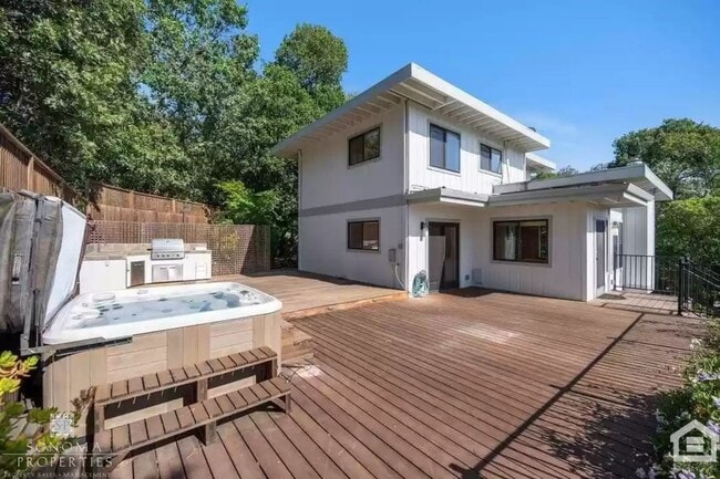 Building Photo - Beautiful 4bd/3.5ba Updated Custom House with Valley Views