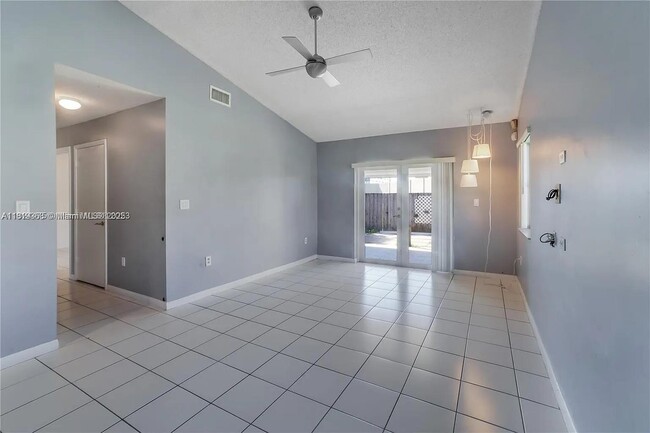 Building Photo - 318 NW 114th Ave