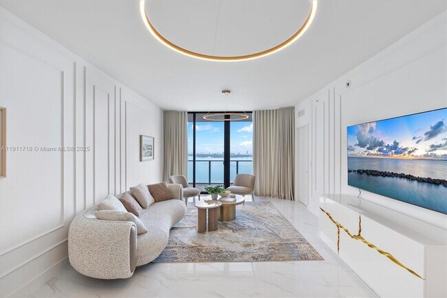 Building Photo - 700 NE 24th St