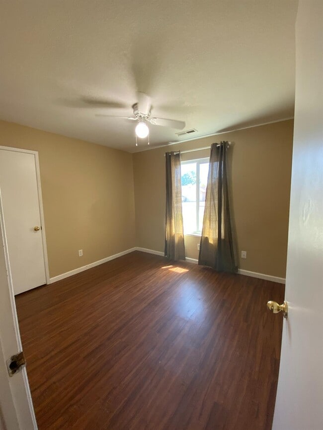 Building Photo - 367 Strauss Ln