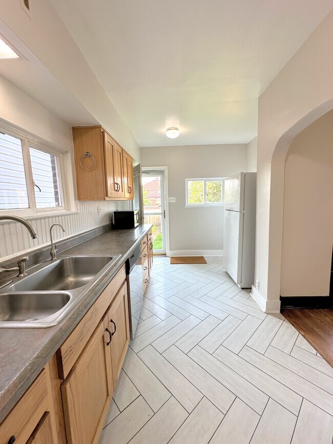 Building Photo - 7104 Schoyer Ave