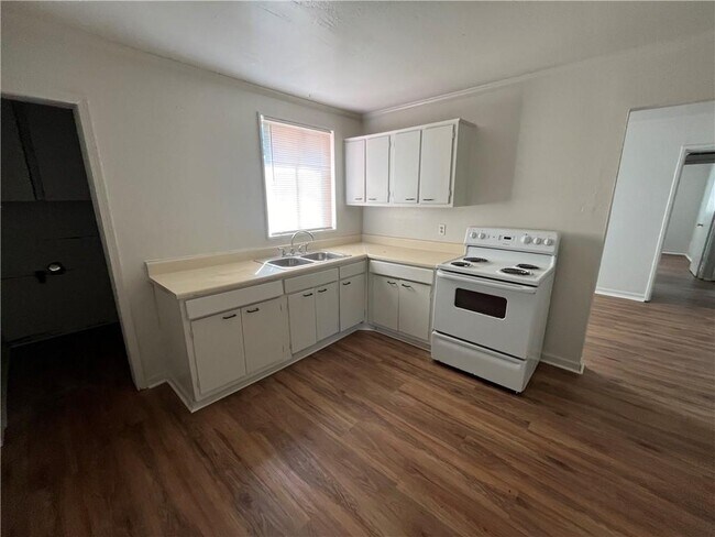 Building Photo - 459 Seabreeze Rd E