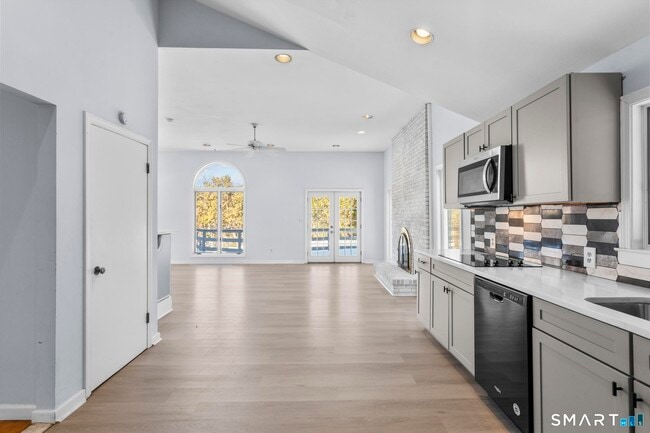 Building Photo - 338 Kenwood Ave