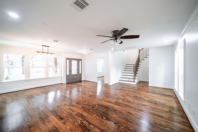 Building Photo - 10038 Westview Dr