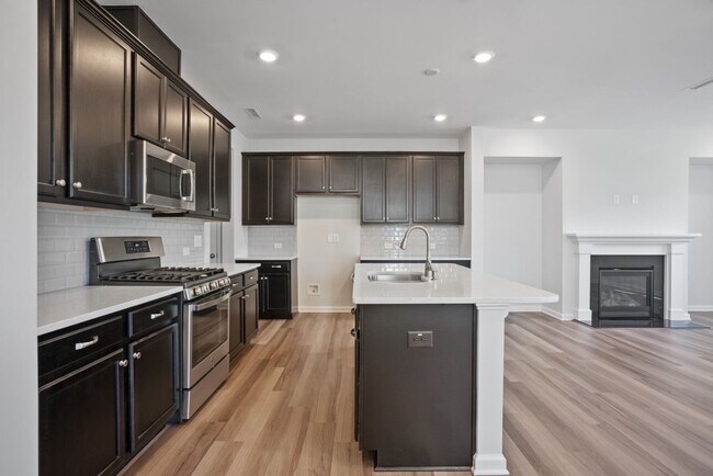 Building Photo - End Unit  Townhome | Open floor plan | 2 C...