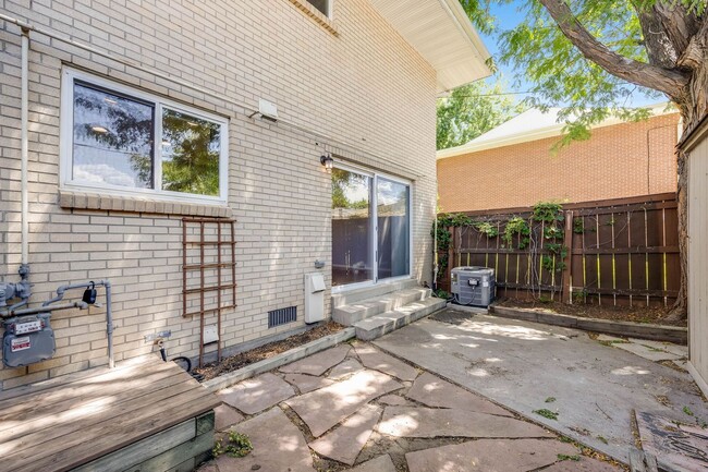Building Photo - 2 Bedroom 2.5 Bath Townhome in Southeast D...