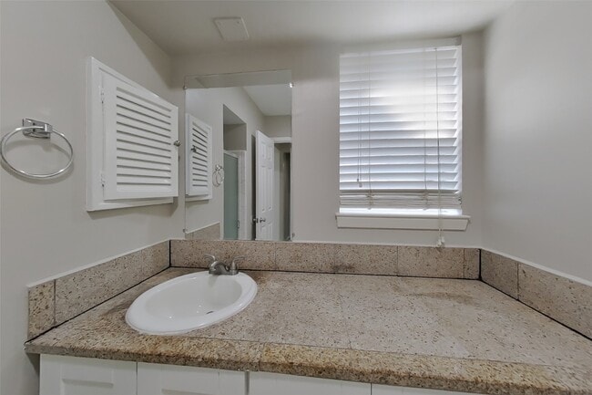 Building Photo - 3815 Regency Dr