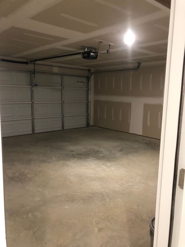 Building Photo - Rare 4 Bedroom For Rent