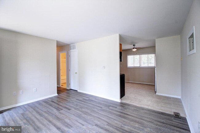 Building Photo - 285 Pinoak Dr