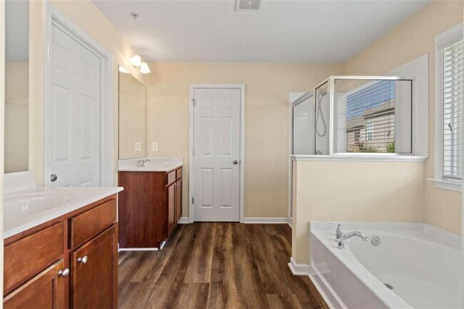 Building Photo - 3323 Castleberry Village Cir