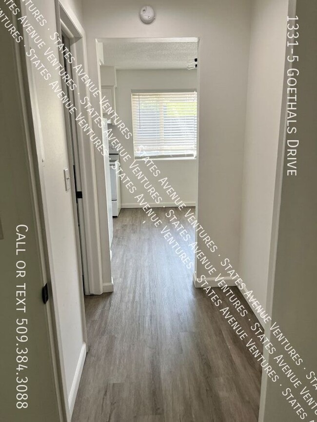 Building Photo - 1331 Goethals Dr