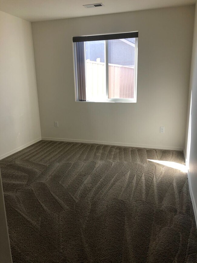 Building Photo - Cozy Home with Private Backyard!