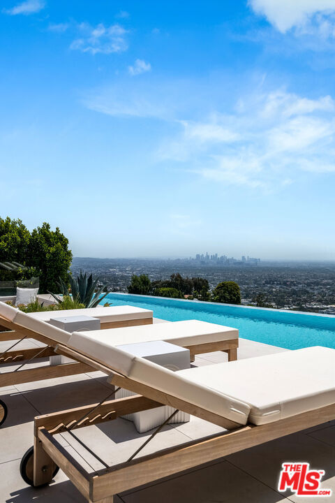 Building Photo - 9016 Thrasher Ave