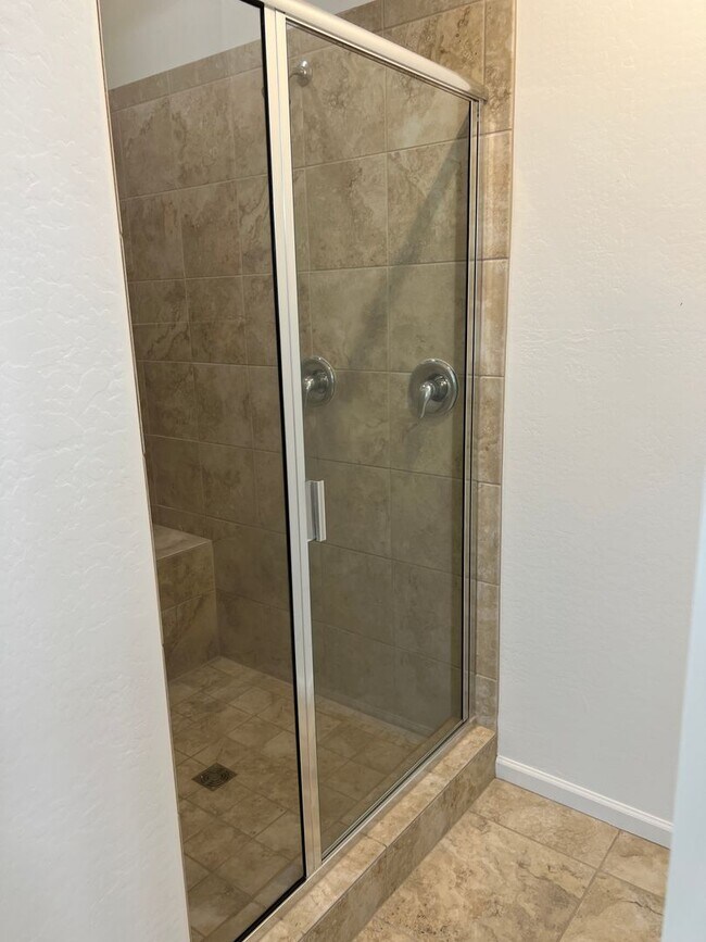 Building Photo - Spacious 4-Bedroom Home in Valencia Height...