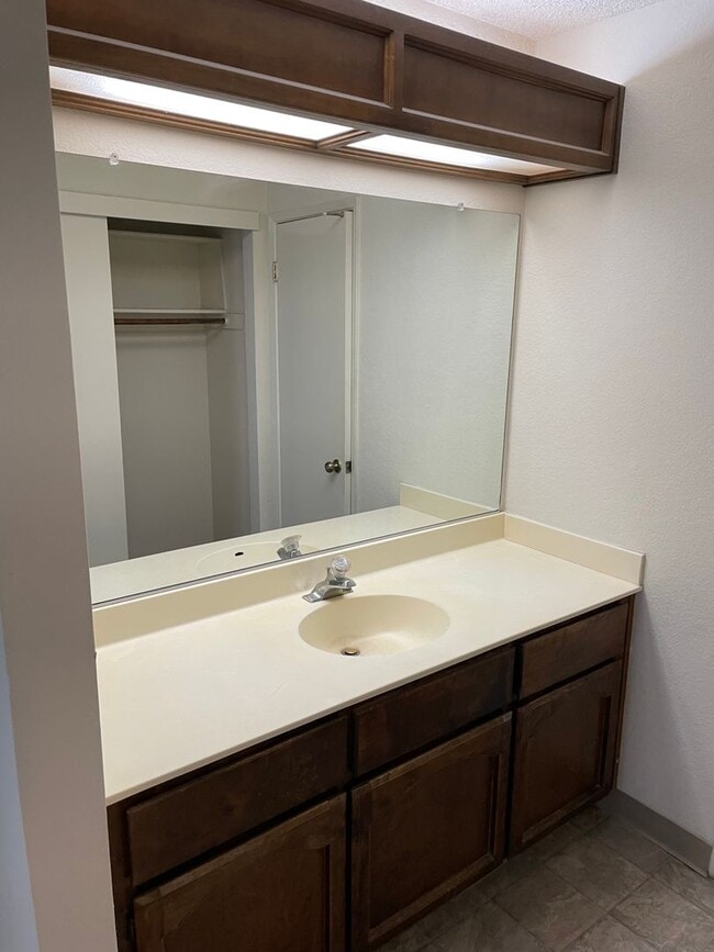 Building Photo - 3 Bedroom 2 Bathroom in Pocket