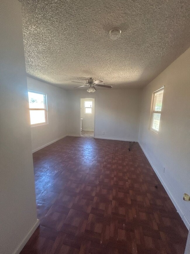 Building Photo - Spacious home in Armona with large yard re...