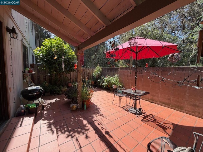 Building Photo - 6 Basin Ct