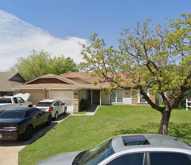 Building Photo - 9800 Eastwend Dr