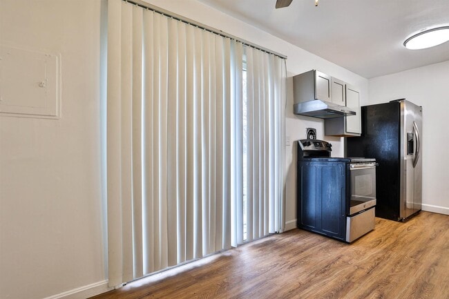 Building Photo - 1556 Meredith Dr