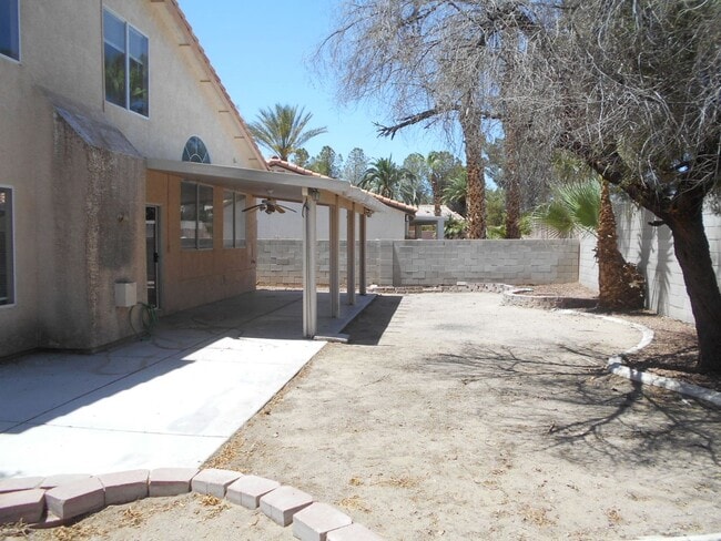 Building Photo - Spacious 4 bedroom Home Located in the Desirable Area of Henderson!