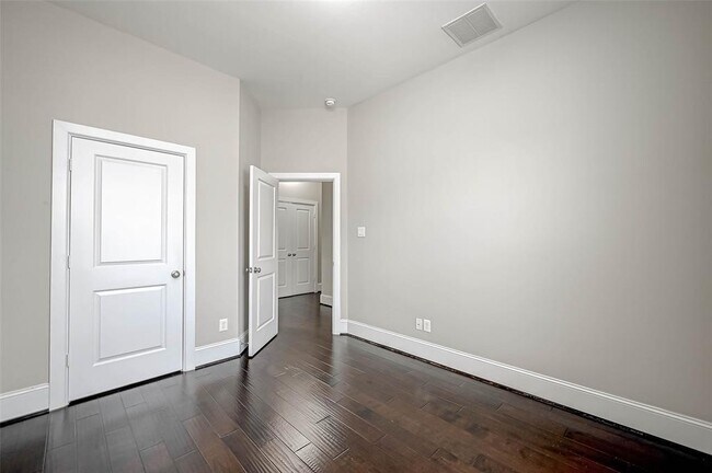 Building Photo - 6711 Saxton Manor St