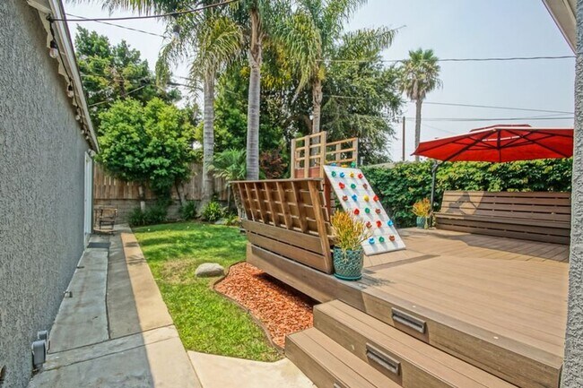 Building Photo - Beautifully Remodeled, Bright & Airy Home w/ Detached Bonus Room w/ Bath & 1-Car Garage, Front Ya...