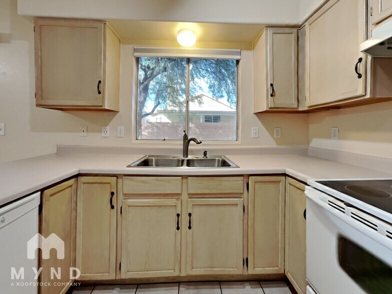 Building Photo - 3696 W Sunglade Dr