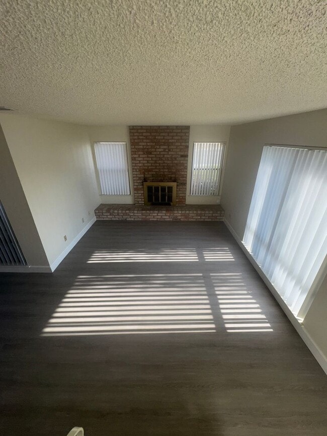 Building Photo - Cute 2 Bedroom