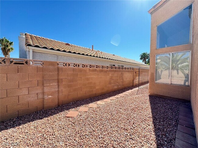 Building Photo - 868 Brass Ring Rd