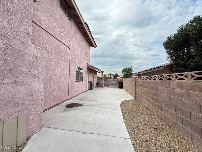 Building Photo - 5421 W Ganado Dr