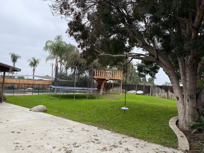 Building Photo - Spacious North Bakersfield Home with pool!