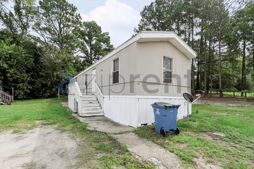 Building Photo - 1112 Armadillo Dr