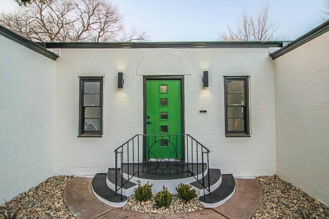 Building Photo - PRE LEASING for fall 2026! 4/2 in heart of Lubbock!