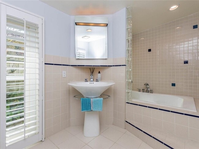 Building Photo - 2319 NE 16th Ave