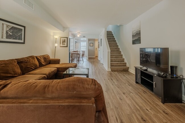 Building Photo - ***HALF OFF 1st Months Rent If Leased by 8/1/2026*** Fully Furnished 2BR/2.5BA Townhome Near UGA ...
