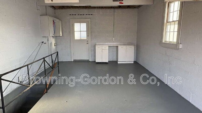 Building Photo - 328 E Thompson Ln