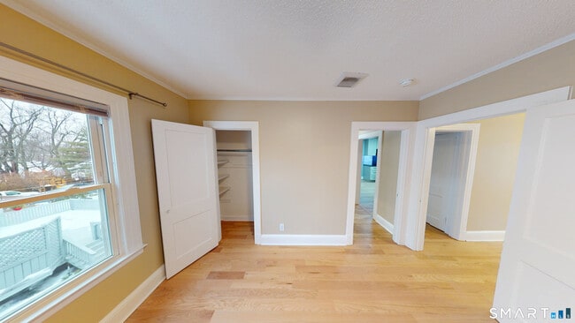 Building Photo - 60 Woodmere Rd