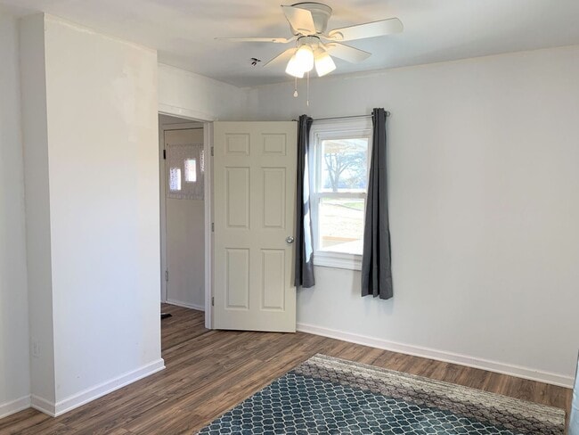 Building Photo - 2 Bed 1 Bath with Attached Garage