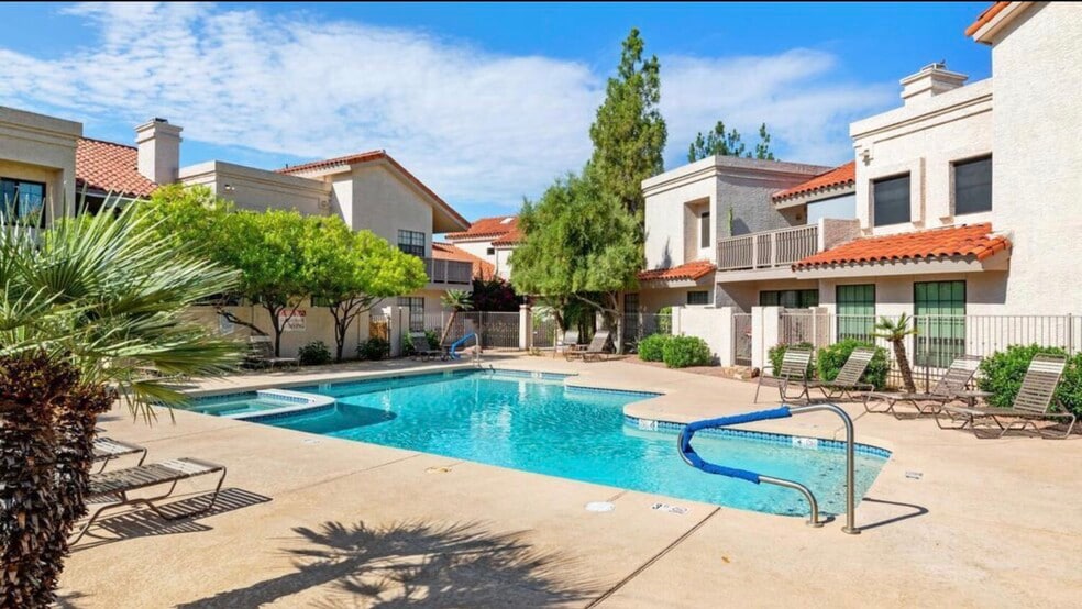 Pool and Jacuzzi - 7800 E Lincoln Dr